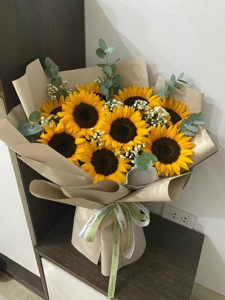 Elysia_MPC's tweet photo. @Kumama_MPC "สวัสดีค่ะ มีดอกไม้ส่งมาถึง @ramonaa_MPC   ค่ะ "

ยื่นช่อดอก Sunflower ให้คุณ

ภายในช่อดอกไม้มีการ์ดข้อความเขียนไว้ว่า

[ น่าสมเพช ] https://t.co/vBLpQfyZ9o