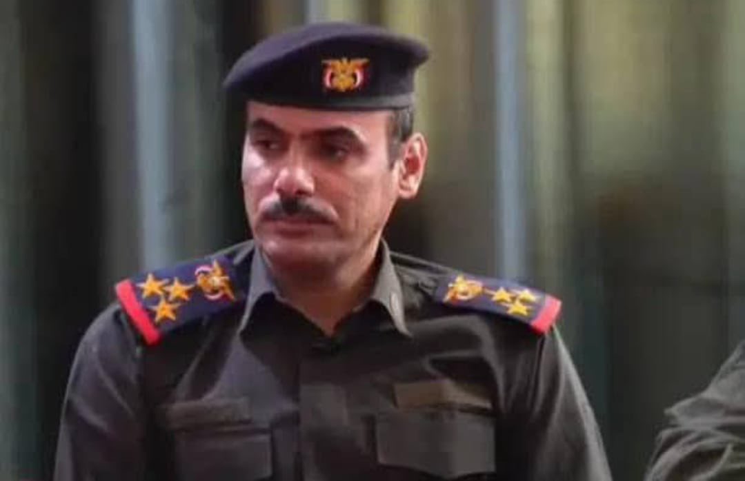 هذا هو البطل المغوار الذي ألقى القبض على القيادي الحوثي #الزايدي في منفذ صرفيت بمحافظة #المهرة على حدود عمان 
انه العميد الركن #محمد_عبدربه_المصعبي مدير عام المنافذ البريه والبحريه 

تحيه عظيمه له ولرفاقه ولكل الابطال الاحرار في كل الميادين والجبهات الذين يواجهون الصلف الحوثي