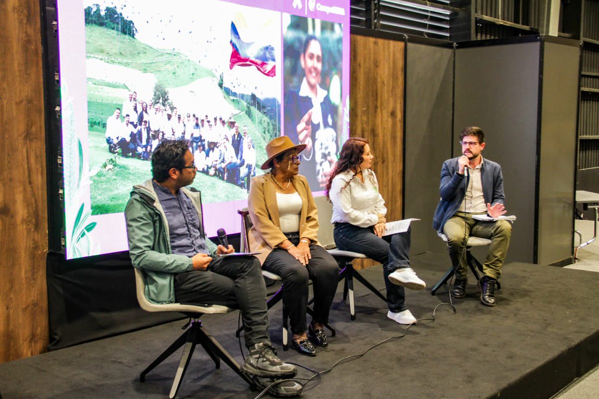 #AEstaHora, en AgroExpo 2025, se desarrolla el panel 'Saberes del territorio: dignificación, fortalecimiento y transformación del campo'.

El espacio reúne a los articuladores de #CampeSENA con la comunidad campesina del país.

Conéctate en <a href="/SENAComunica/">SENA</a>

Youtube: