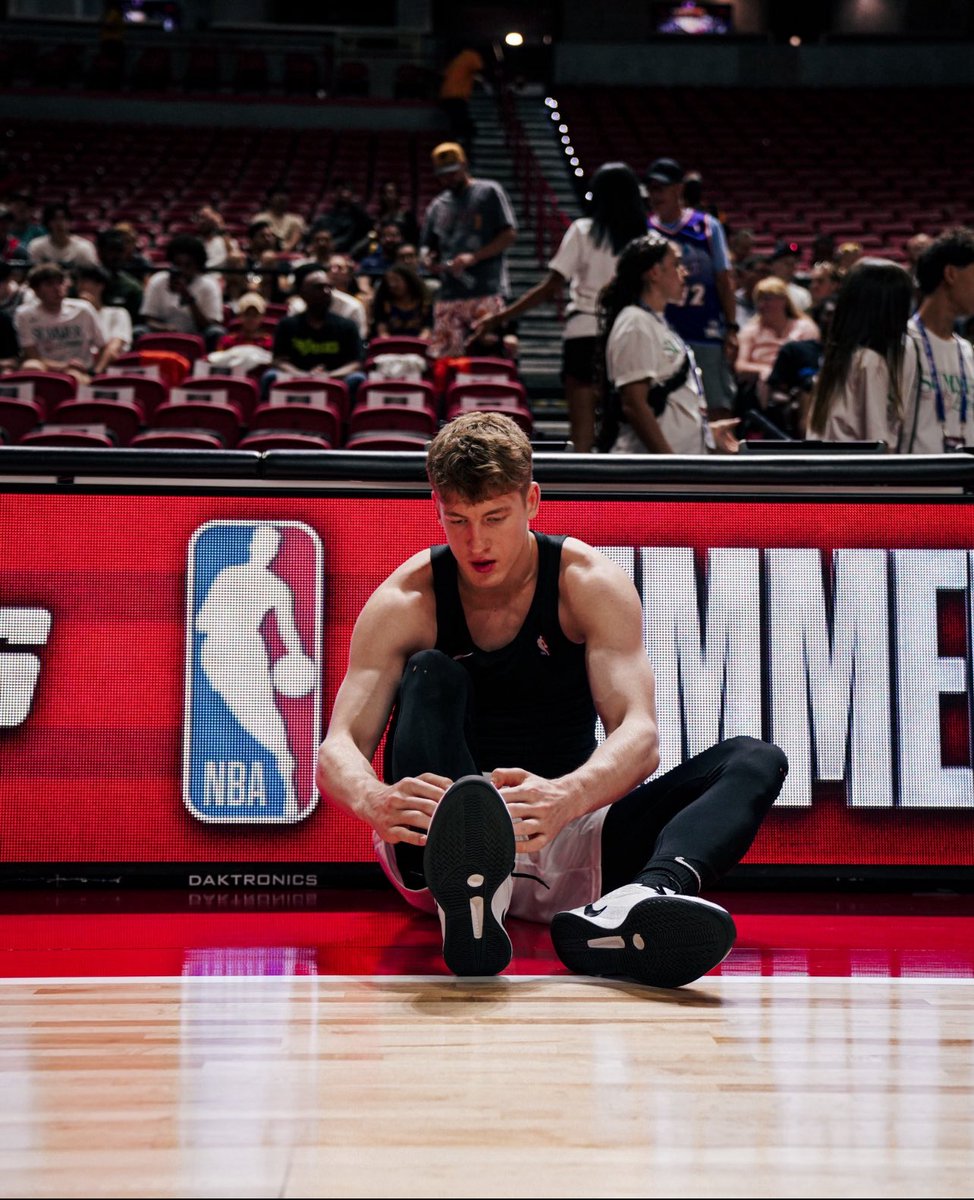 KedPrince4's tweet image. #Illini Basketball News: former guard Kasparas Jakucionis is playing on ESPN2 and just knocked down three consecutive threes.
