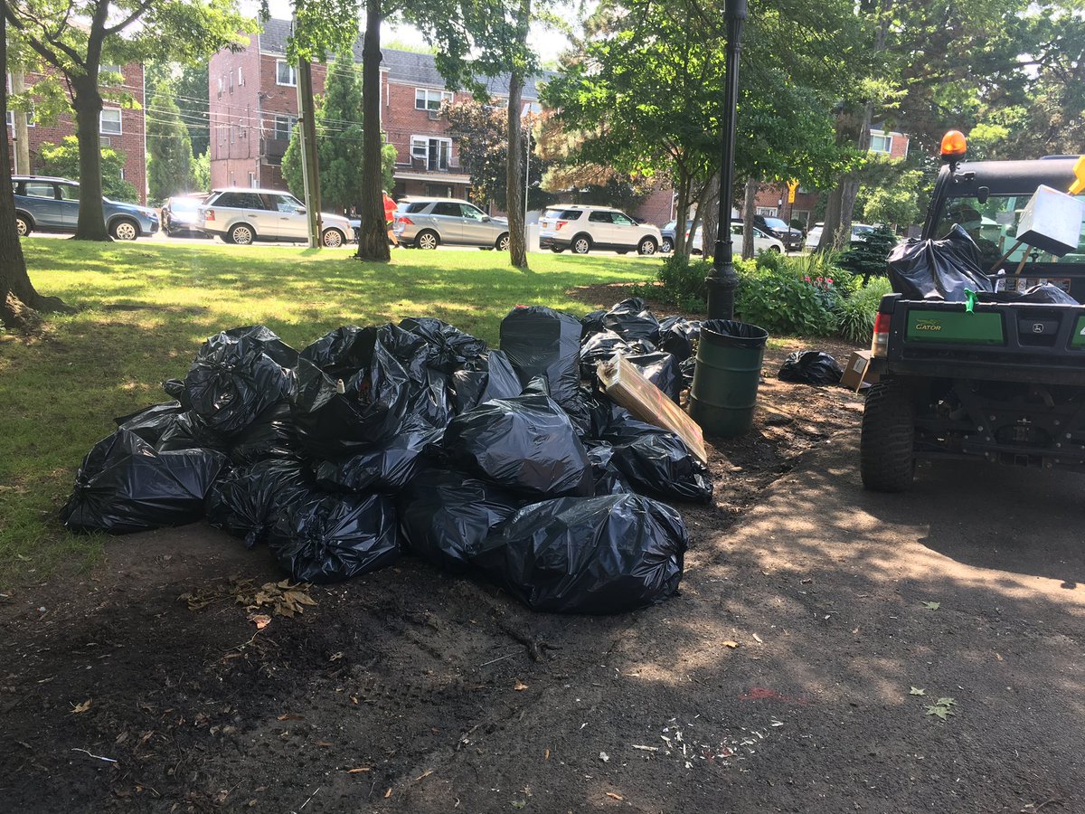 🚨 The Parks Department garbage truck is out of service, so they’re using Juniper Valley Park as a staging ground for garbage from all our parks. That’s unacceptable. 

No park should be used to store trash—and now there are rats. 

<a href="/NYCParks/">NYC Parks</a>, rectify this immediately.