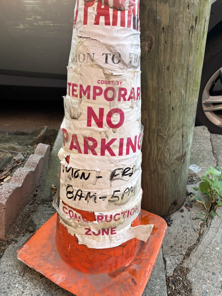 sdl300's tweet image. Hoboken contractors they just make their own no parking signs. @CityofHoboken