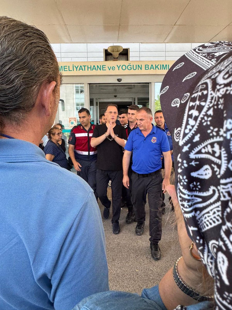 Ne yapmış Murat Çalık⁉️

Sivas, Maraş, Çorum'da insanları mı yakmış?

3-5 oyuncak dinazora 801 milyon $ mı ödemiş

1 milyar $'lık köprüyü 10 milyar $'a yaptırıp vatandaşa 25'e mi satmış

Her yıl tarikatlara milyarlarca TL avanta mı vermiş

Ne yapmış Murat Çalık⁉️ #MerkezÖlüyoruz