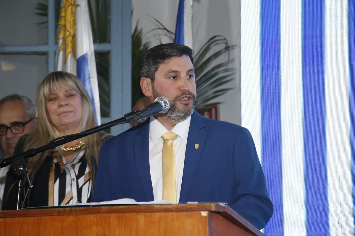 DamianTort's tweet photo. Hoy empezamos a construir un Maldonado Mejor.

Eso quiere decir que aquello a lo que nos comprometimos en campaña lo haremos realidad.

Junto al intendente Miguel Abella, el ex intendente Enrique Antía y el cariño de mi familia y las decenas de personas que nos acompañaron y desbordaron el Municipio, asumimos como alcaldes.

Empezamos a hacer realidad el Maldonado de los barrios, de los jóvenes, aquel que se preocupa por la salud mental de su gente y sus adultos mayores.

Hoy empieza la cuenta regresiva. Son 60 meses los que tenemos por delante para cambiar la vida de la gente.

No los voy a defraudar.