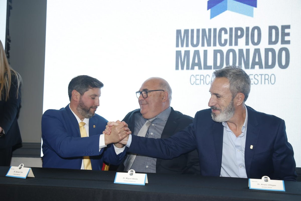 DamianTort's tweet photo. Hoy empezamos a construir un Maldonado Mejor.

Eso quiere decir que aquello a lo que nos comprometimos en campaña lo haremos realidad.

Junto al intendente Miguel Abella, el ex intendente Enrique Antía y el cariño de mi familia y las decenas de personas que nos acompañaron y desbordaron el Municipio, asumimos como alcaldes.

Empezamos a hacer realidad el Maldonado de los barrios, de los jóvenes, aquel que se preocupa por la salud mental de su gente y sus adultos mayores.

Hoy empieza la cuenta regresiva. Son 60 meses los que tenemos por delante para cambiar la vida de la gente.

No los voy a defraudar.