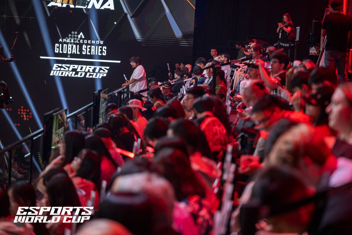 الجماهير حاضرة بقوة في بطولة #APEX_LEGENDS !
الحماس في المدرجات ما له حدود 👊

#كاس_العالم_للرياضات_الالكترونية #حلق_للقمه