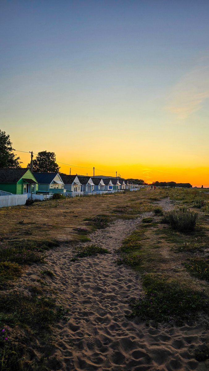 Dunster_Info's tweet image. Last night’s sunset at Dunster Beach was nothing short of magical.
Golden skies and peaceful waves – a perfect end to the day.
#Dunster #DunsterBeach #DunsterVillage #DunsterInfo