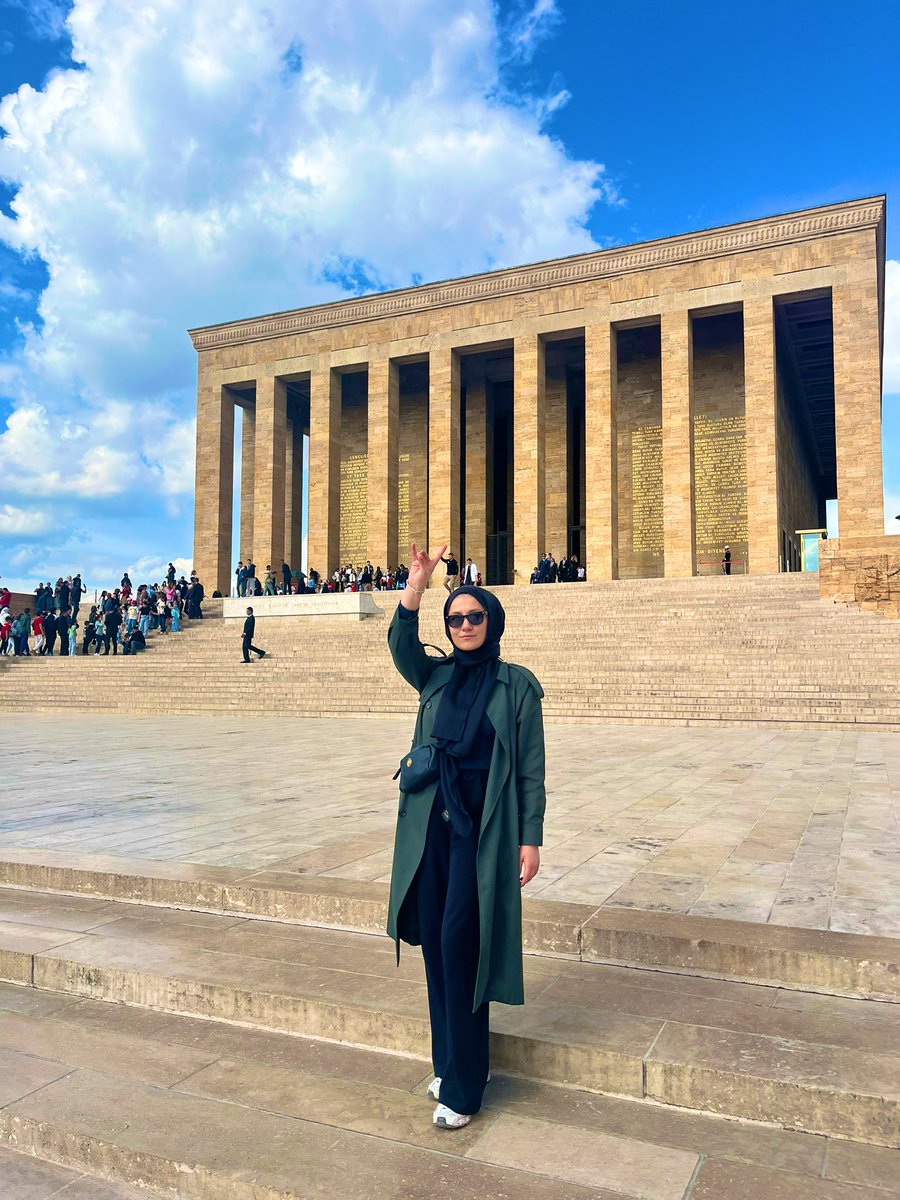 Daima izindeyiz Yüce Atatürk.
Anıtkabirin her basamağında, gençliğinin ayak izi var. O ayaklar, yakında kendisini Türk Milletinin üstünde görenleri ezecek.