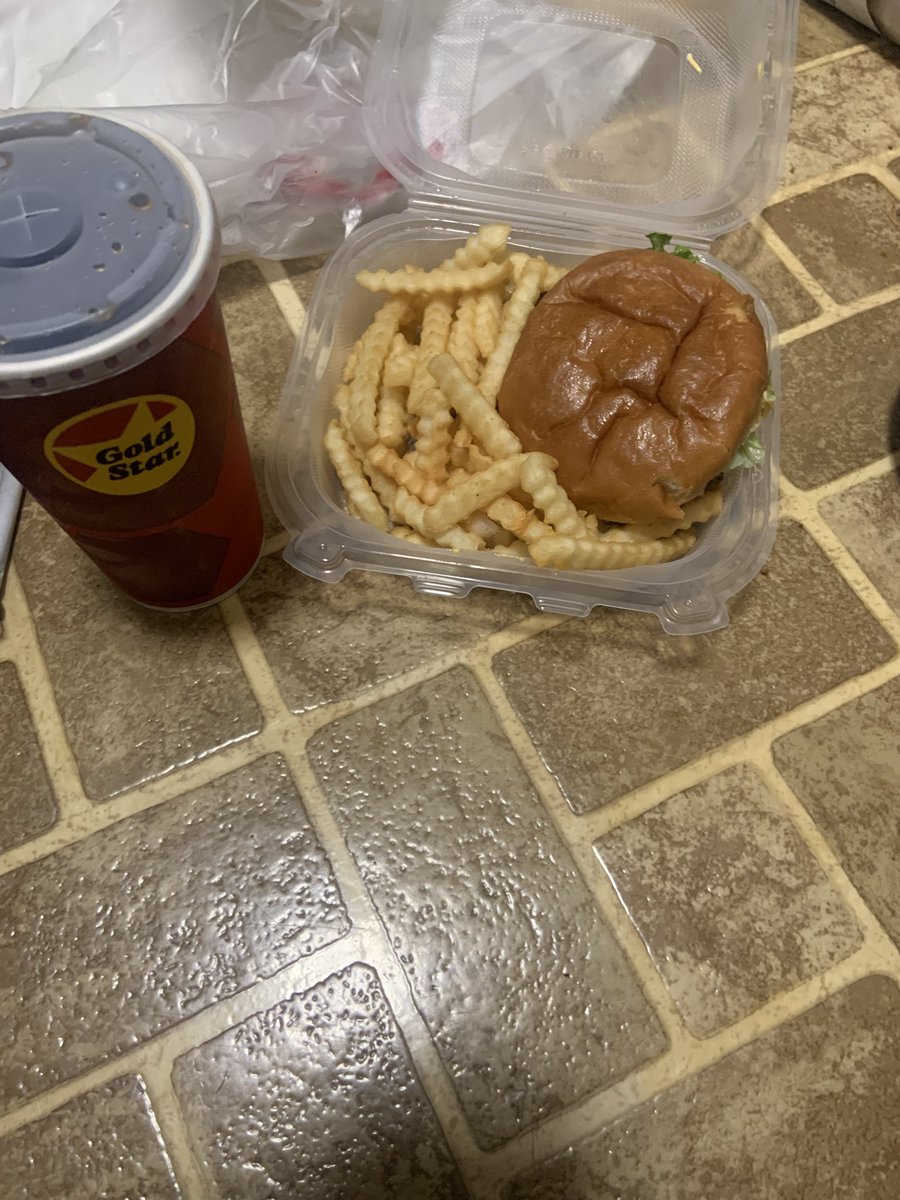 MelodyTraynor's tweet image. Quick hot & fresh @goldstarchili dinner 🍔 🍟 🥤🔥 from the Western Hills drive thru on the way home! Only $8 what a deal! #GoldStarBurgerContest #CincyBurgerWeek @CincyBurgerWeek