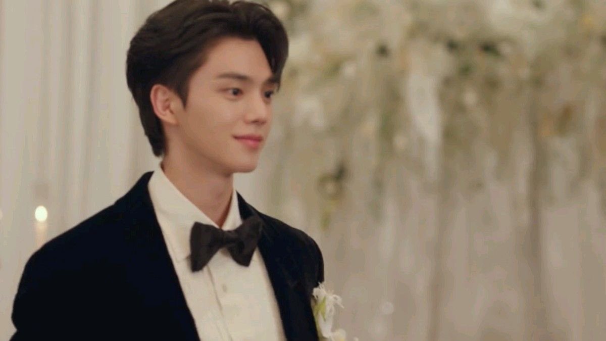 daylightales's tweet photo. @nateturnal ㅤ

you knelt to the ground, 
and pulled out a ring
I picked out a white dress, 
it’s our love story, we said y e s. 

    ㅤ https://t.co/MyIv8EV0HM