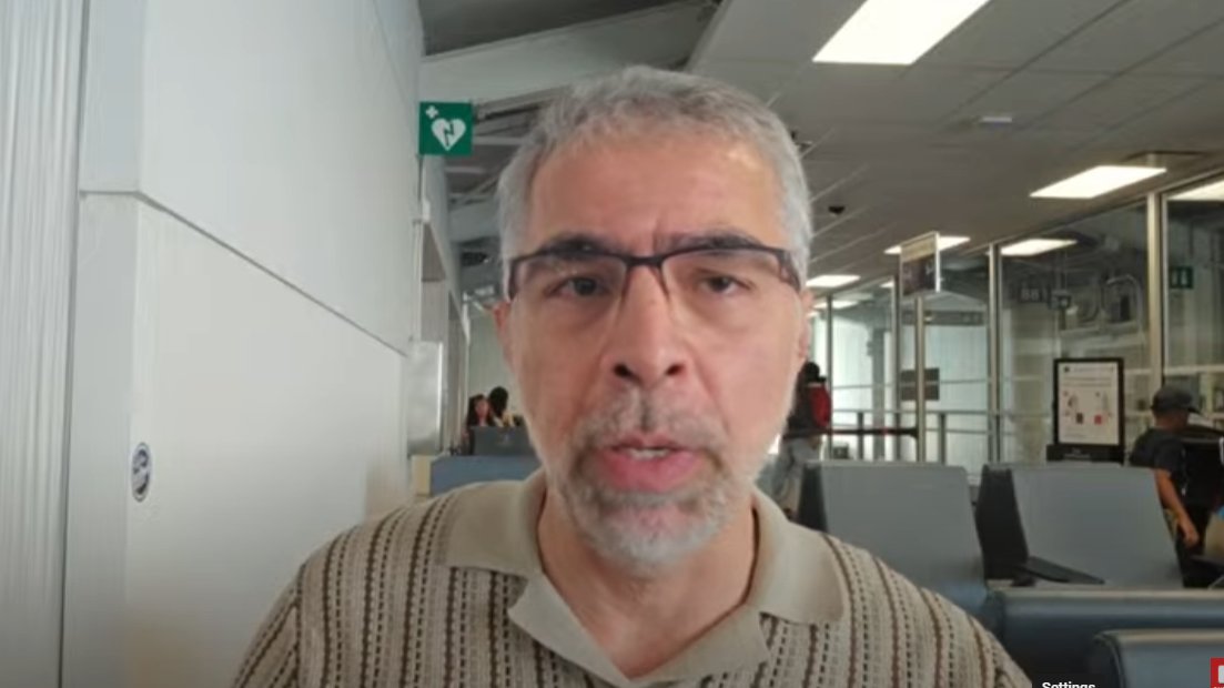 آدمی که در تصویر زیر میبینید در حال مالش بیوض میرحسین است!
البته به میر حسین نقد جدی هم دارد!😅
رهبری فردی جنبش را هم قبول ندارد!
به خامنه‌ای فحش هم میدهد!
خیلی منصف است!!!