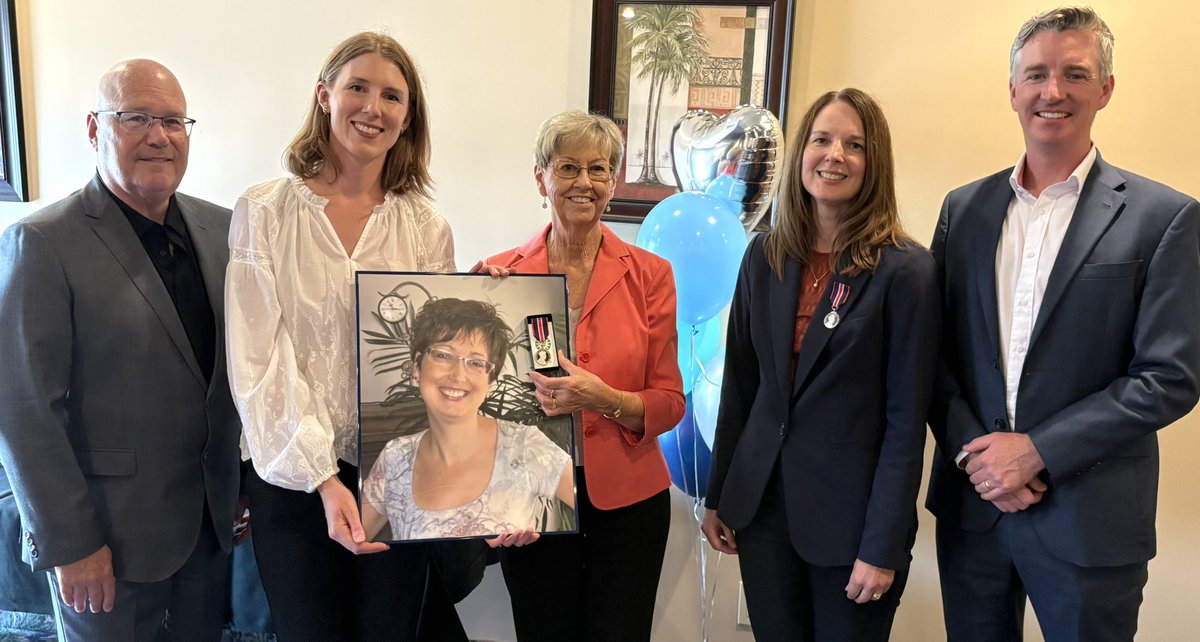 SteveClarkPC's tweet image. Honoured to join MP Michael Barrett today as Cystic Fibrosis Canada presented King Charles III Coronation Medals to Caroline Rigutto and a posthumous award to Teri Lang. Teri’s award was accepted by her mom, Jacqui Greenhorn.
A wonderful celebration of two incredibly worthy…