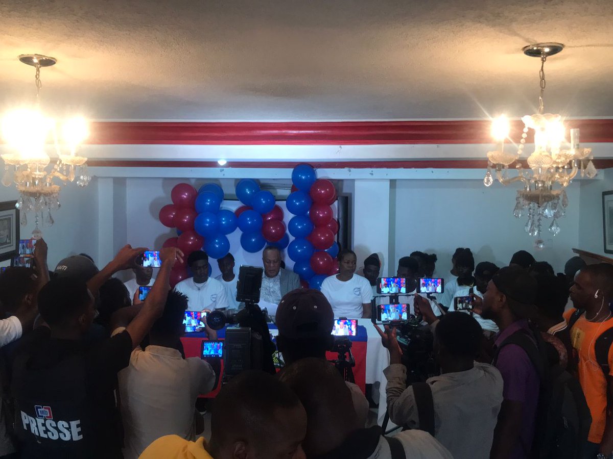 Mwen pa t'ap janm kapab rete gade peyi m k'ap plonje nan yon veritab kriz san presedan,pou rezon sa, atravè biwo politik mwen te rankontre ak laprès jedi 10 jiyè a. Mwen te eksprime volonte m nan batay bò kote pèp ayisyen an. Pèp ayisyen nou nan batay ! KPT a pa kapab ! #Kasasyon