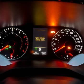 nullSafetly's tweet photo. İzmir yolundayız bir buçuk saat yolumuz var bu hatayı vermeye başladı izmire kadar götürür mü bizi kronik midir Clio 1.2 benzin motor https://t.co/zoBGFiV0wE