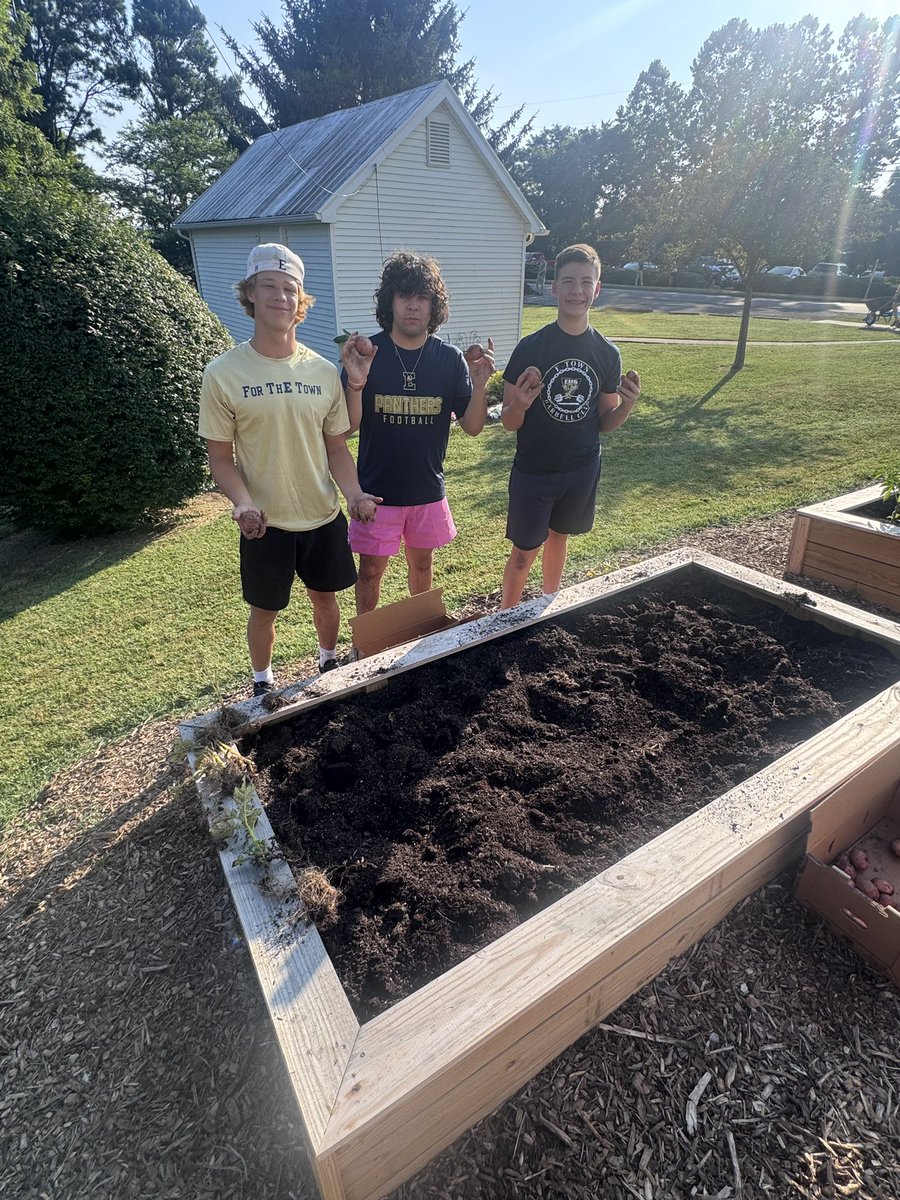 EtownFB's tweet image. For EHS Panther Football, it’s not just about what we do on the field—it’s about who we are off of it. 

We spent the day at the Wesley Hilltop mulching playgrounds, clearing garden beds, moving furniture, and improving trails. Proud to serve and grow together. #ForTheTown