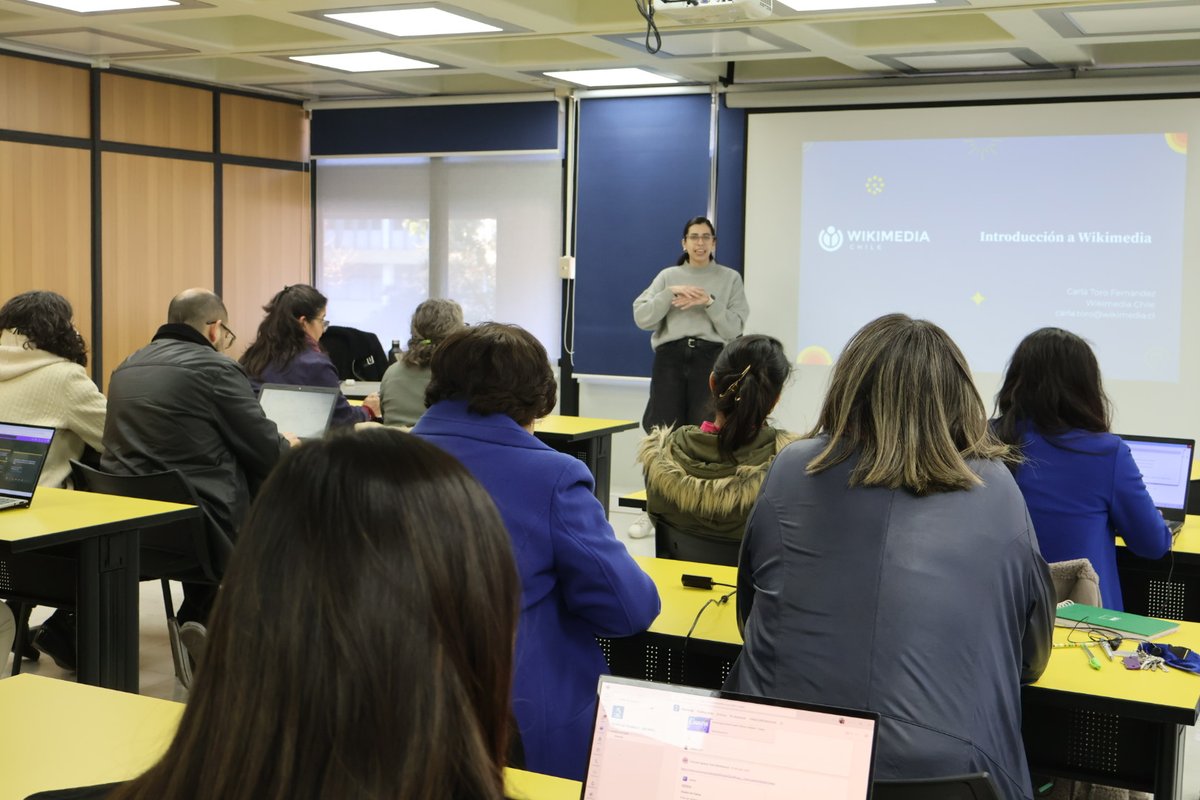 UdecBibliotecas's tweet image. 📸Una conversación sobre la importancia del conocimiento abierto y la construcción colaborativa de información sostuvo este viernes Carla Toro de @wikimedia_cl con el equipo de #BibliotecasUdeC y la comunidad universitaria🗣️.