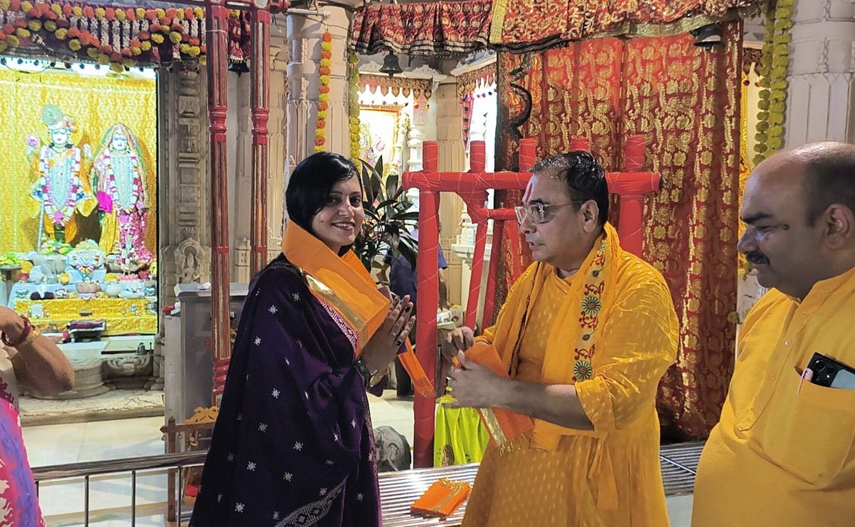 komal1309831's tweet photo. भाजपा मालाड मंडल  के कार्यक्रम प्रभारी के दायित्व से गुरु पूर्णिमा के अवसर पर आज वार्ड ३५ के विविध मंदिरों में जाकर गुरूवर का आशीर्वाद प्राप्त किया । गुरुः साक्षात् परब्रह्म तस्मै श्री गुरवे नमः॥ https://t.co/qcw62PMwmf