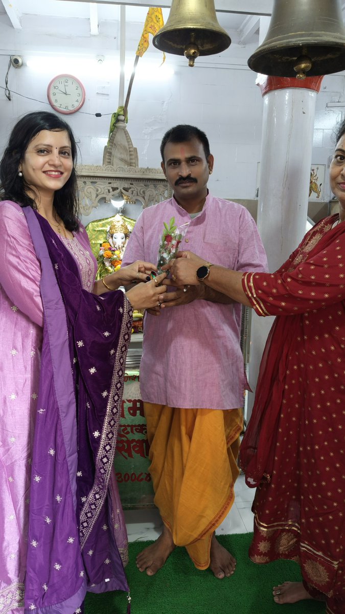 komal1309831's tweet photo. भाजपा मालाड मंडल  के कार्यक्रम प्रभारी के दायित्व से गुरु पूर्णिमा के अवसर पर आज वार्ड ३५ के विविध मंदिरों में जाकर गुरूवर का आशीर्वाद प्राप्त किया । गुरुः साक्षात् परब्रह्म तस्मै श्री गुरवे नमः॥ https://t.co/qcw62PMwmf