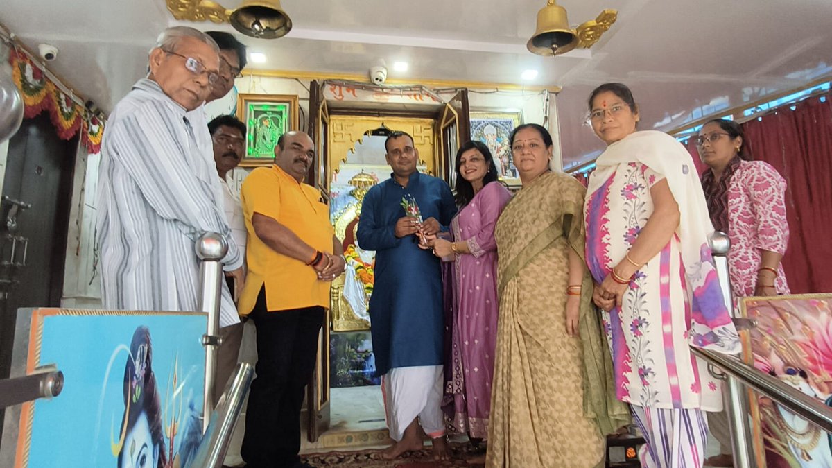 komal1309831's tweet photo. भाजपा मालाड मंडल  के कार्यक्रम प्रभारी के दायित्व से गुरु पूर्णिमा के अवसर पर आज वार्ड ३५ के विविध मंदिरों में जाकर गुरूवर का आशीर्वाद प्राप्त किया । गुरुः साक्षात् परब्रह्म तस्मै श्री गुरवे नमः॥ https://t.co/qcw62PMwmf