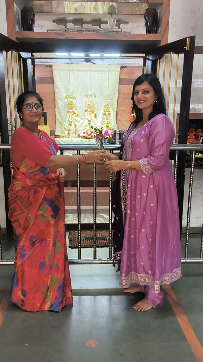 komal1309831's tweet photo. भाजपा मालाड मंडल  के कार्यक्रम प्रभारी के दायित्व से गुरु पूर्णिमा के अवसर पर आज वार्ड ३५ के विविध मंदिरों में जाकर गुरूवर का आशीर्वाद प्राप्त किया । गुरुः साक्षात् परब्रह्म तस्मै श्री गुरवे नमः॥ https://t.co/qcw62PMwmf