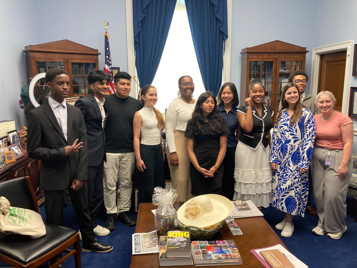 PCRM's tweet image. These young advocates aren’t just dreaming of a better future—they’re helping to build it.
The @PlantPoweredYSC traveled to Washington, D.C., this week as part of their annual fly-in, organized by @ChilisonWheels and @FOE_US, to champion plant-based, climate-friendly, and…