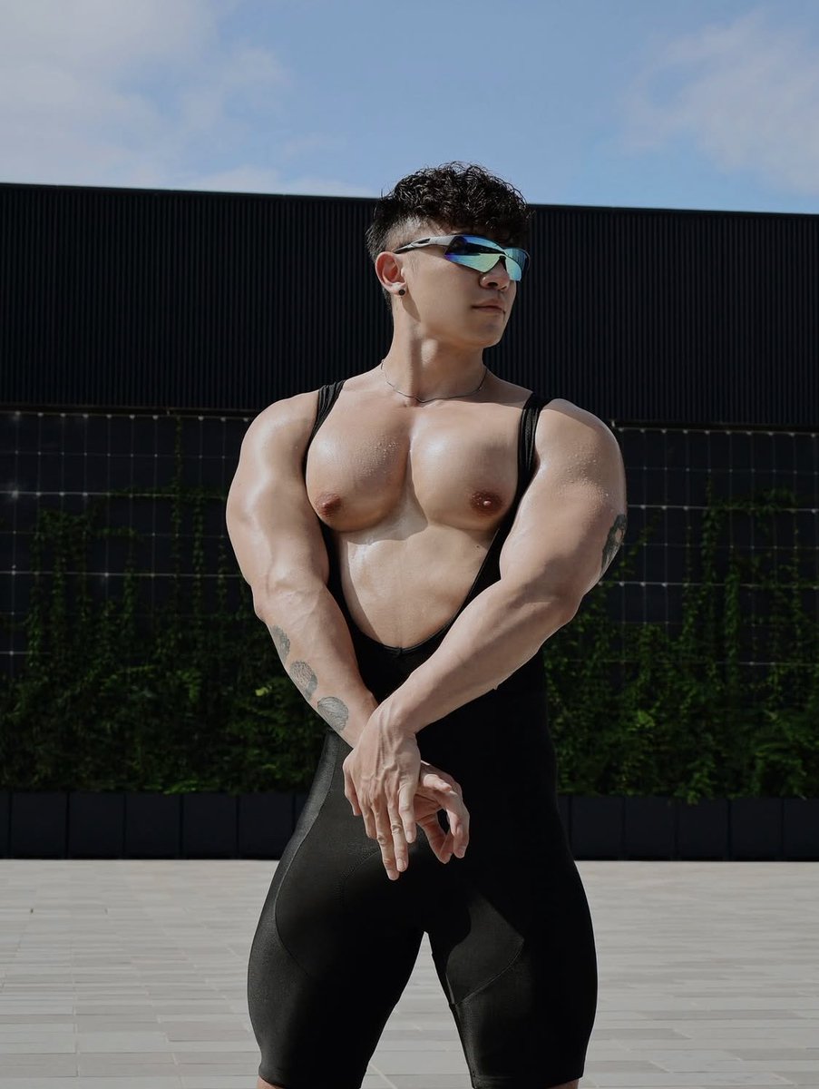 Muscle men tweet media