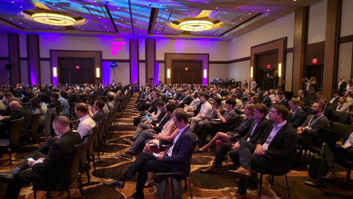 NOAlithium's tweet image. NOA Lithium was proud to be represented at the @Fastmarkets Lithium Supply & Battery Raw Materials 2025 Conference in Las Vegas, USA.
Our CEO and Director, Gabriel Rubacha, took part in two featured sessions: the 𝐅𝐚𝐬𝐭𝐦𝐚𝐫𝐤𝐞𝐭𝐬 𝐋𝐢𝐯𝐞 𝐋𝐨𝐮𝐧𝐠𝐞 𝐏𝐨𝐝𝐜𝐚𝐬𝐭 and…