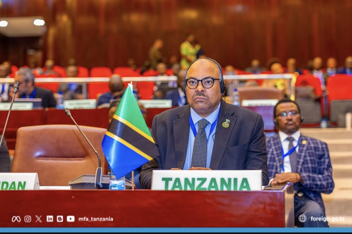 rutaraka's tweet photo. 📍 Malabo, Equatorial Guinea

▪️WAZIRI KOMBO ASHIRIKI KIKAO CHA 47 CHA BARAZA LA MAWAZIRI AU

Waziri wa Mambo ya Nje na Ushirikiano wa Afrika Mashariki, Mhe. Balozi @mahmoudkombo ameshiriki katika kikao cha 47 cha Baraza la Mawaziri wa Umoja wa Afrika (AU) kinachoendelea jijini Malabo, Equatorial Guinea.

Baraza hilo limejadili Ripoti ya Kamati ya Wawakilishi wa Kudumu wa AU (Permanent Representative's Committee - PRC) ambapo Jamhuri ya Muungano wa Tanzania imechangia hoja mbalimbali za muhimu ikiwemo kuunga mkono kuidhinishwa kwa mapendekezo ya bajeti ya Umoja wa Afrika kwa mwaka 2026 ambayo imezingatia hali halisi ya uchumi wa nchi wanachama.

Pia, Tanzania imesisitiza umuhimu wa Kamisheni ya Umoja wa Afrika kukamilisha Mpango Mkakati wa Miaka Mitano ili kuhakikisha mipango ya mwaka mmoja mmoja inaendana na vipaumbele vya Mpango wa Pili wa Miaka Kumi ya Utekelezaji wa Agenda 2063.

Aidha, Tanzania imetoa rai na ushauri kwa AU kutumia vyema fursa ya Jamhuri ya Afrika Kusini kuwa mwenyeji wa mkutano wa G20, 2025 kupenyeza vipaumbele vya Bara la Afrika hasa kwenye maeneo ya upatikanaji sawa wa ufadhili wa maendeleo, mageuzi kwa taasisi za fedha za kimataifa, na ufumbuzi wa haraka wa udhaifu unaoongezeka wa madeni barani Afrika, kupata ufadhili wa muda mrefu wa miundombinu, na kukabiliana na hali ya hewa, na mseto wa kiuchumi.

Mkutano huu wa 47 wa Baraza la Mawaziri unautangulia Mkutano wa Saba wa Kamati ya Uratibu ya Umoja wa Afrika utakaohudhuriwa na Wakuu wa Nchi na Serikali wa Kamati ya Uongozi ya Umoja wa Afrika (AU Bureau of Assembly), na Wenyeviti wa Jumuiya 8 za Kikanda happ Julai 13, 2025.

📸 | W/Mambo ya Nje