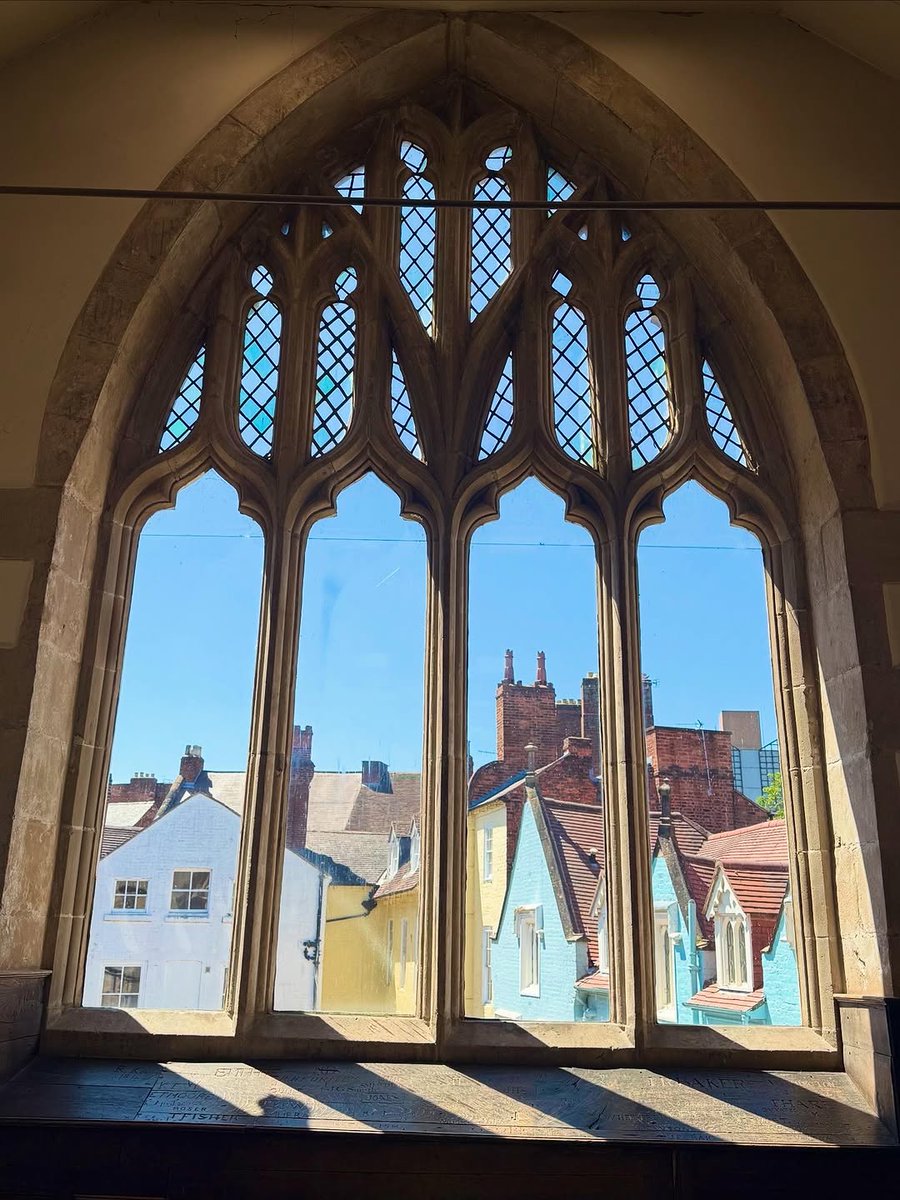 OriginalShrews's tweet image. ❤️ Library window with a view onto Sunny School Gardens, #Shrewsbury 🌞
📷 Beautiful picture by heatherjanenoble on Instagram