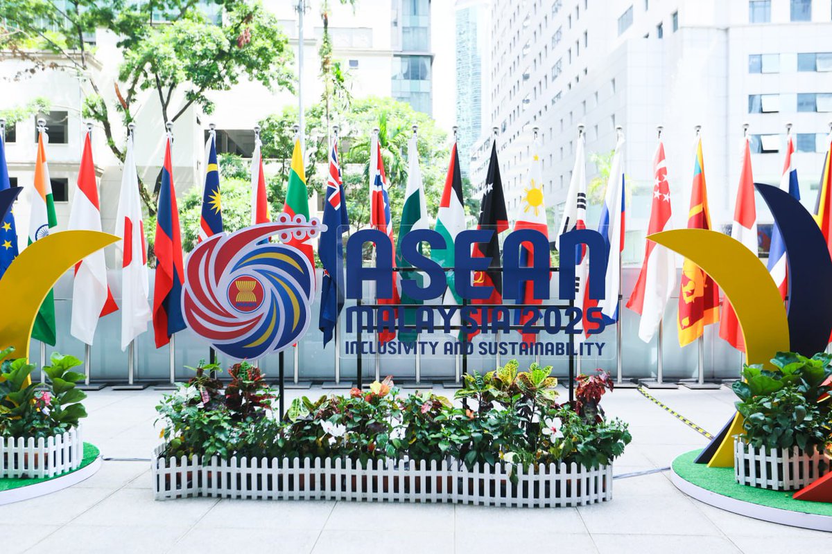 🗓 On July 11, in Kuala Lumpur, Foreign Minister Sergey #Lavrov participated in the 15th Meeting of Foreign Ministers of the East Asia Summit (#EAS) and the 32nd <a href="/ASEAN/">ASEAN</a> Regional Forum (#ARF) on Security.

Read in full: t.me/MFARussia/25649