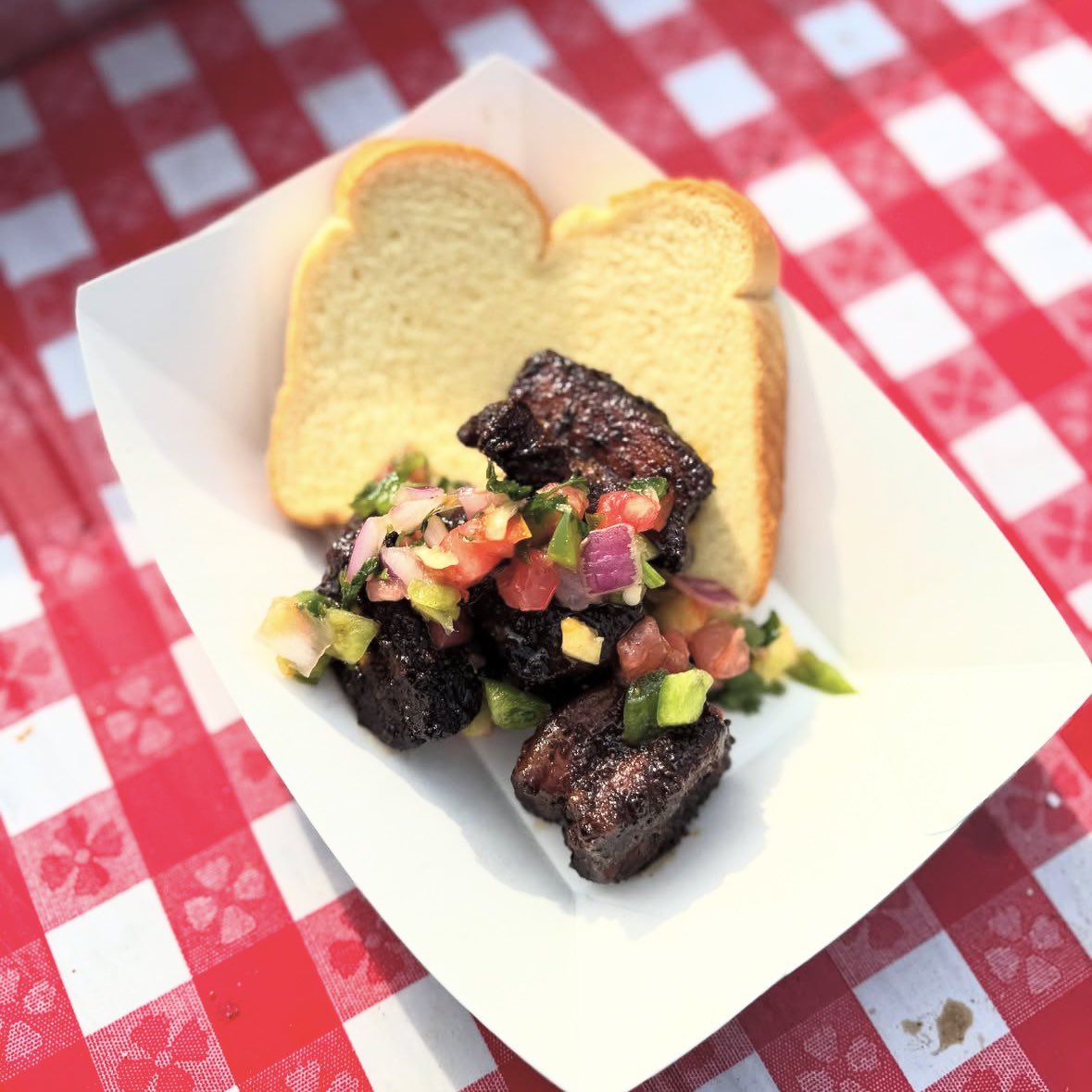 HurtadoBBQ's tweet image. We don't always feed @KoeWetzel , but when we do, we make sure he remembers it! #windycitysmokeout