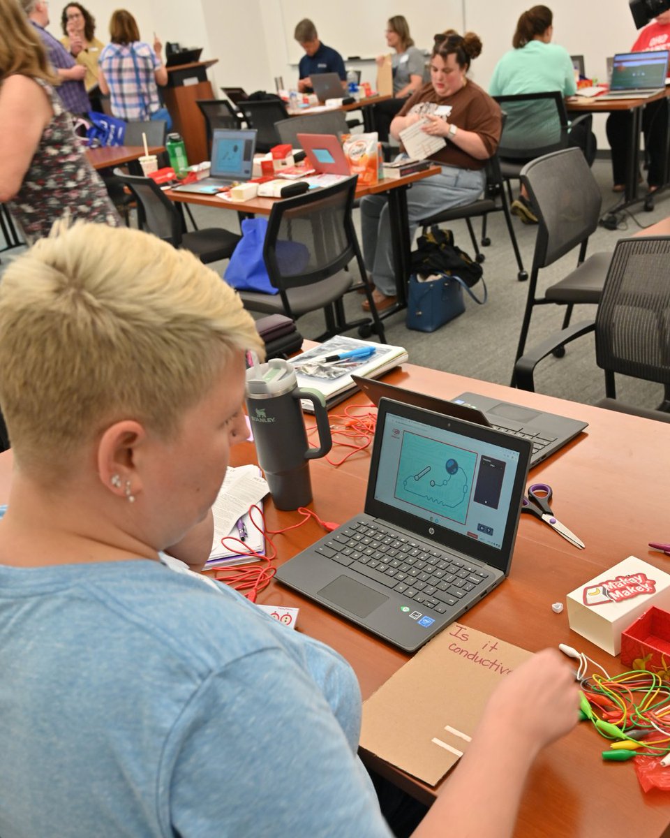 🤖 From cardboard to code! Educators got hands-on with Ozobots, Makey Makey, and Hummingbird kits last month, turning cardboard creations into interactive, codable designs. Learn more about our STEM/Science opportunities: bit.ly/3U2eMHQ