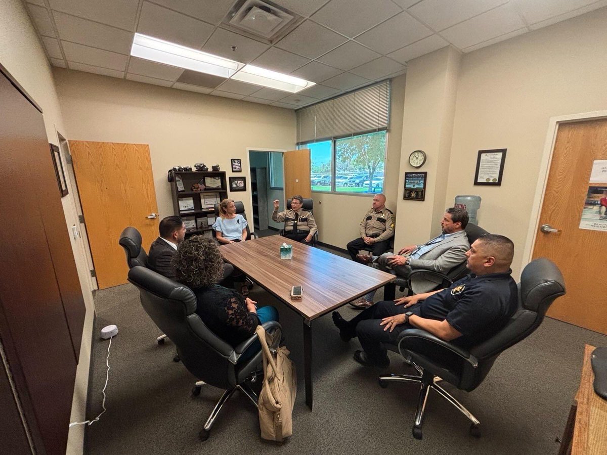 RepGabeVasquez's tweet image. I just left the Doña Ana County Sheriff's Office and send my deepest condolences to the family of Patrol Deputy Antonio Aleman and our entire community. His life was tragically cut short at just 33, and his wife and two children face an unimaginable loss—please keep them in your…