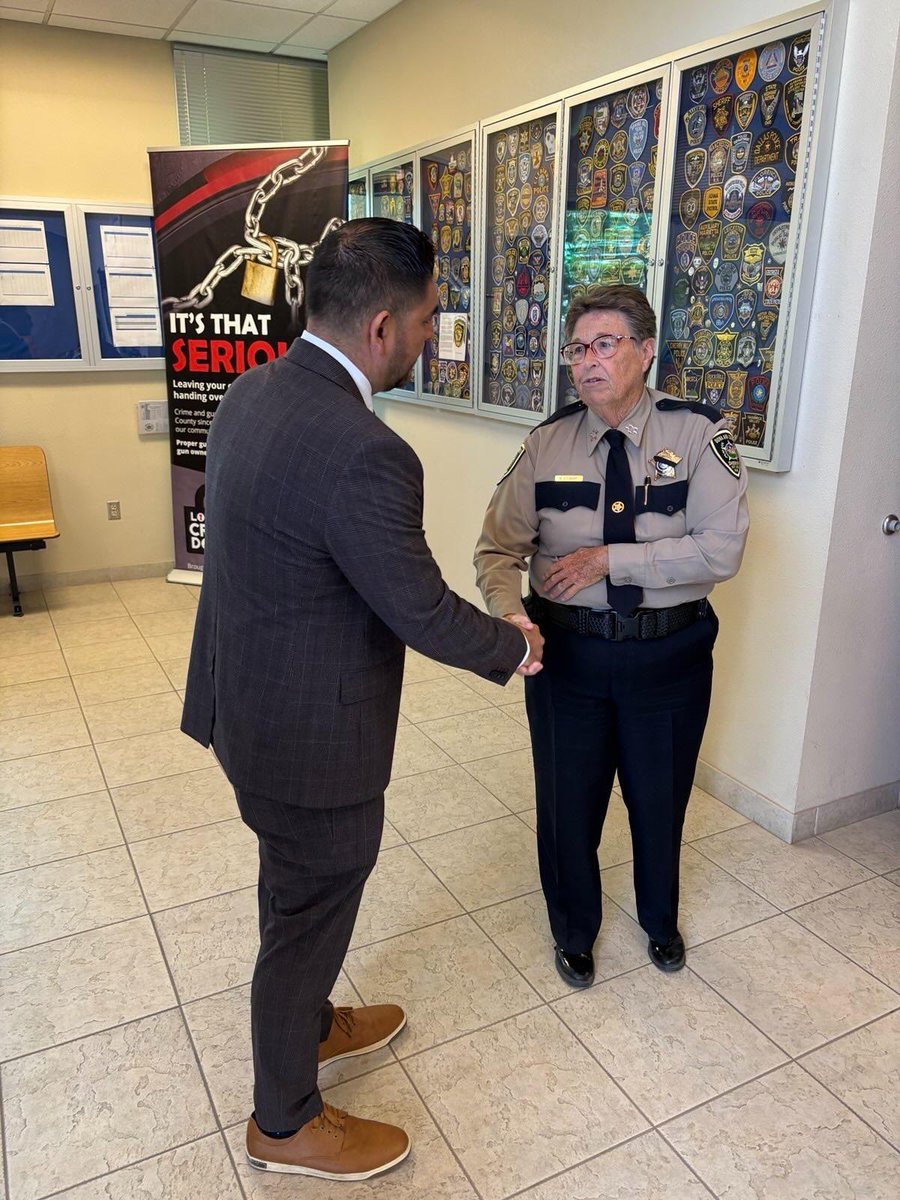 RepGabeVasquez's tweet image. I just left the Doña Ana County Sheriff's Office and send my deepest condolences to the family of Patrol Deputy Antonio Aleman and our entire community. His life was tragically cut short at just 33, and his wife and two children face an unimaginable loss—please keep them in your…
