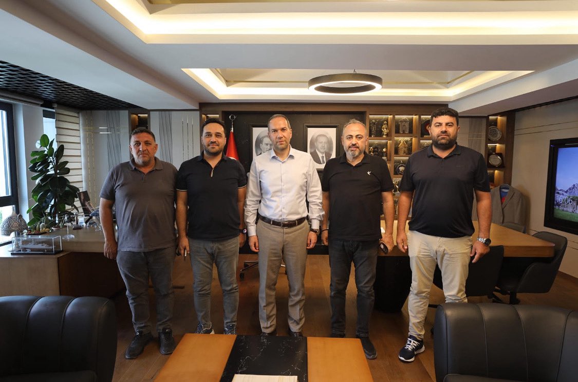 Niğde belediye başkanımız Sayın <a href="/baskanozdemirr/">Emrah Özdemir</a> beyefendiyi NİMBİR yönetimi olarak ziyaret ettik, sorunları dile getirdik, daha güzel bir Niğde için yapılacak her işte destek vereceklerini dile getirdiler. Misafirperverliği ve ilgisinden dolayı başkanımıza çok teşekkür ederiz.