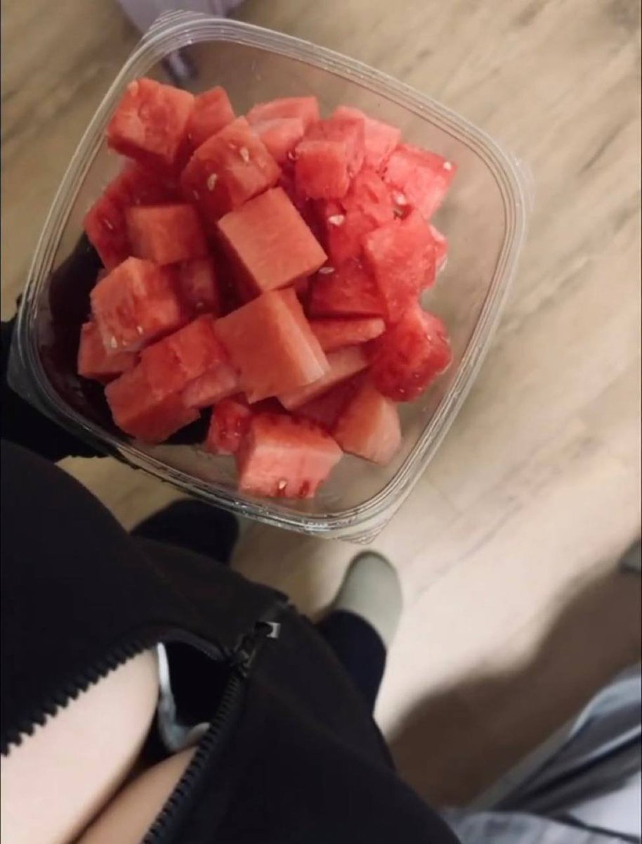 NickSwindle's tweet image. 最近对西瓜情有独钟！

暑假买了个给儿子和侄子吃，一个个都在喊好多汁…

咳咳其实胸才是最多汁的吧…