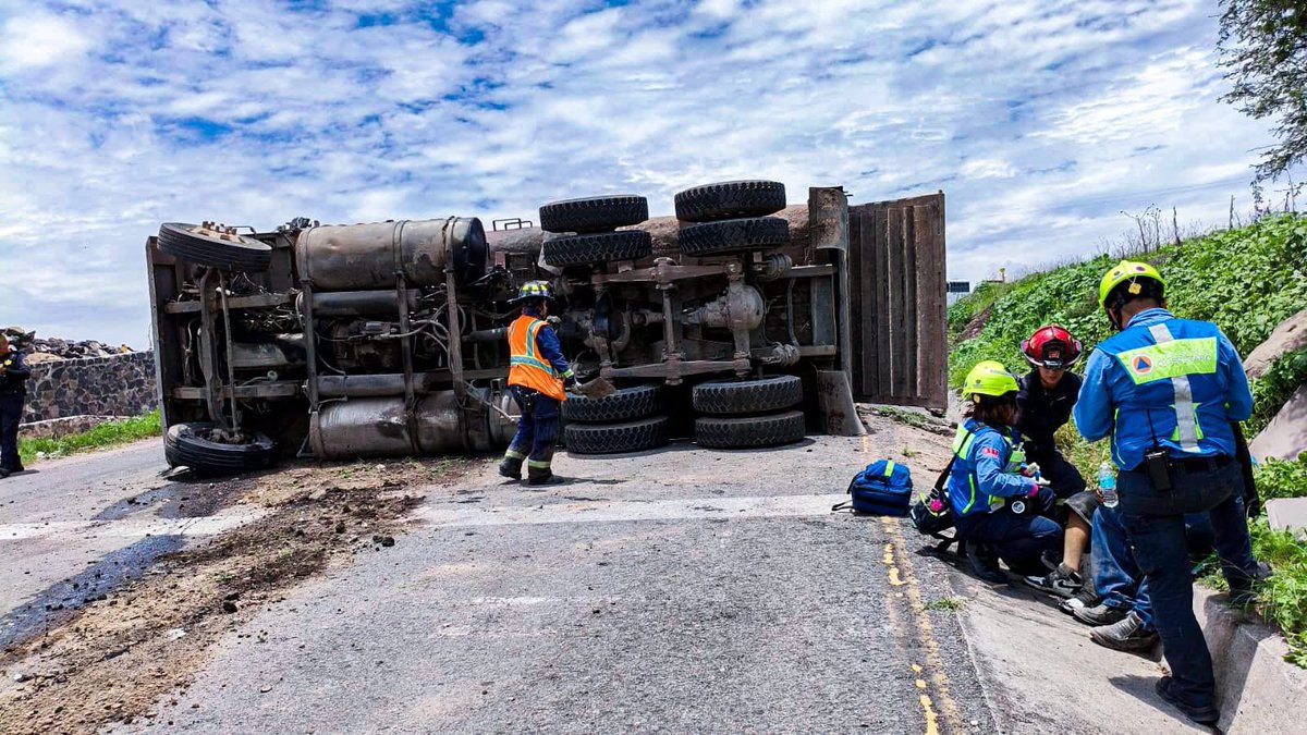 #Sucesos | Sobre el Anillo Vial Fray Junípero Serra, a la altura de Cumbres del Lago, Juriquilla, se registró la volcadura de un vehículo de carga, motivo por el cual dos hombres fueron atendidos por los servicios de emergencia y llevados en ambulancia al hospital. Atendieron el