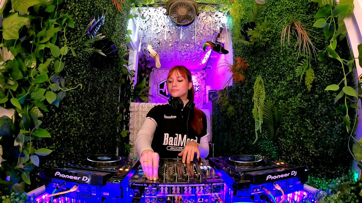 Estamos en vivo con el estreno en Youtube ♥️

youtube.com/watch?v=qGFuES…