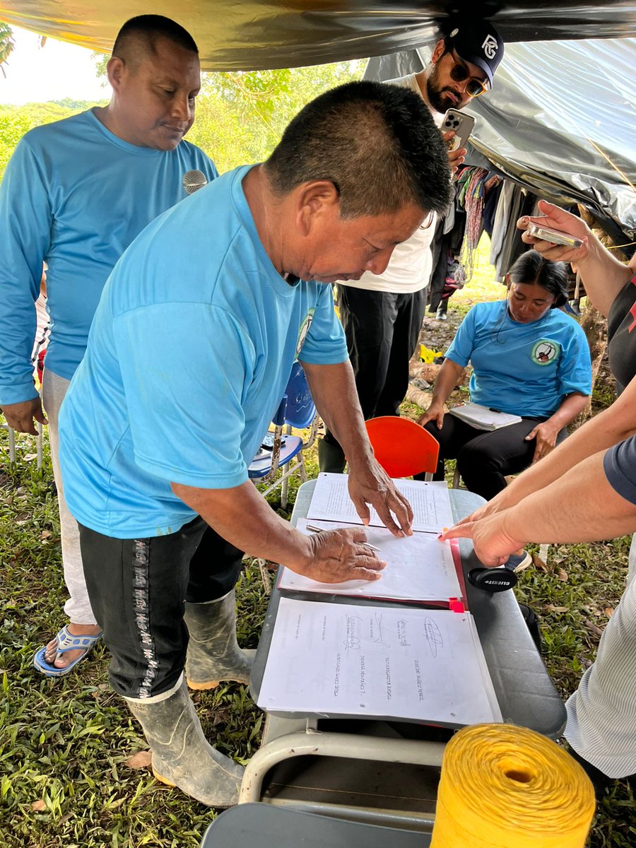 RenovacionCo's tweet photo. Histórico. Los 23 caciques del pueblo Bari, firman el Pacto Territorial por la Transformación del Catatumbo que lidera el #GobiernoDelCambio del presidente @petrogustavo con el acompañamiento de la ART y el @DNP_Colombia en un proceso de construcción colectiva con las organizaciones sociales, campesinas e indígenas del Catatumbo.