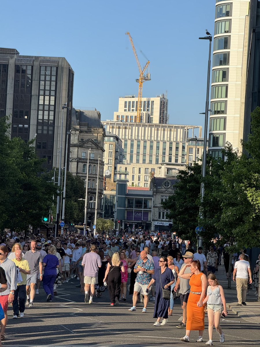kansiimejiucy1's tweet photo. Cardiff came alive today as crowds flocked to see Stereophonics! 🎸🎤
Thousands filled the streets, soaking up the sun and the sound of a band that’s still got it.

#Stereophonics #Cardiff #LiveMusic #WelshLegends https://t.co/t8hTNQ4TZX