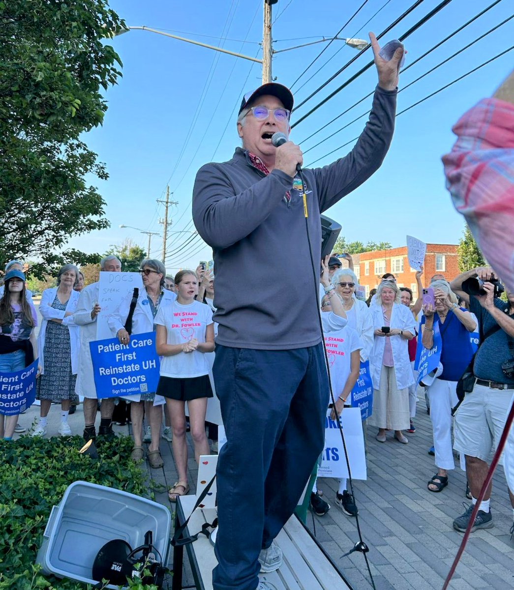 KentKSmith's tweet image. This morning I joined Docs Beens & Fowler, the @ClevelandAFLCIO, and about 300 others for a protest at @UHhospitals to demand the reinstatement of the fired UH Docs. I support a doctor's right to organize.