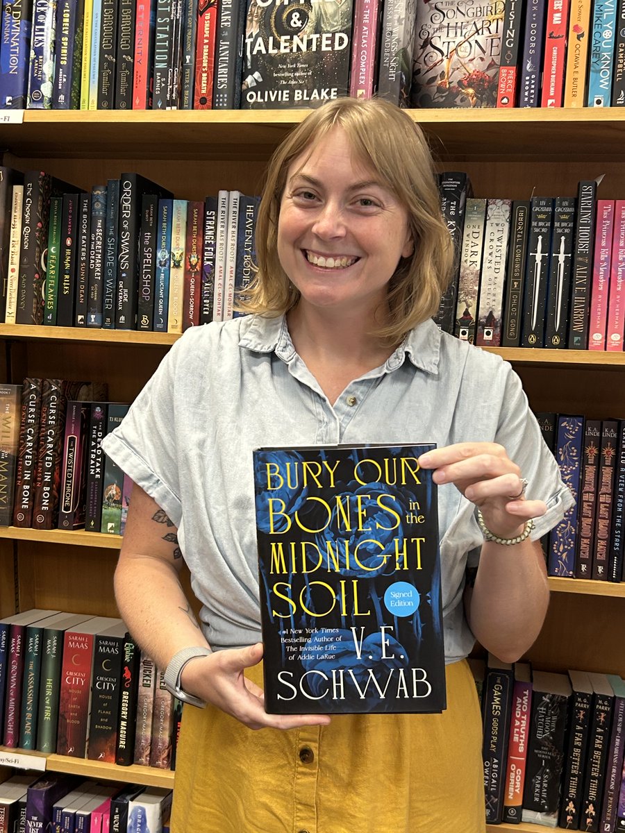 bookmarkbeach's tweet image. Brittany recommends Bury Our Bones In the Midnight Soil by V.E. Schwab this Staff Pick Sunday.
Read her full review on our website! bookmarkbeach.com/staff-picks/br…
(PS: Kirsten ALSO loved this book, so you're getting two recommendations for the price of one!)
