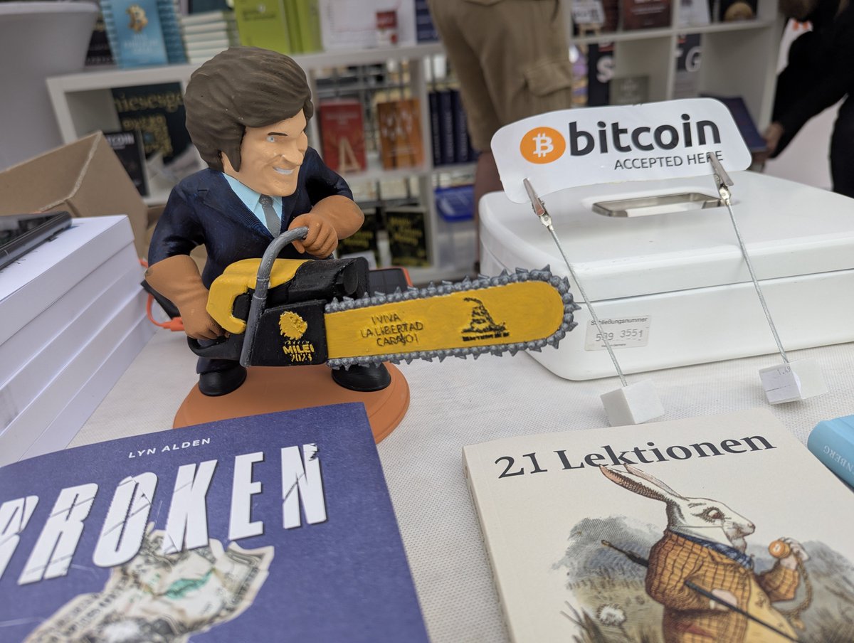 Fazit zum 1. Tag des AfueraFests:

#Bitcoin ist stark verdrehten!
Mit 2 Ständen mit vielen Büchern und Bildungsmaterial werden hier die Libertären georangepilled.

Dank <a href="/OpagoPay/">OPAGO</a> kann man überall auch mit Lightning bezahlen, was mega gut funktioniert!

Die Bitcoinerquote würde