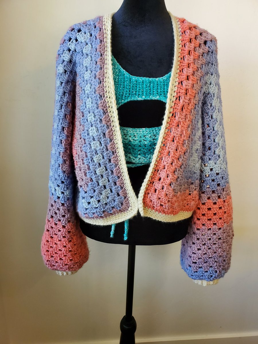 HookedWithAspy's tweet photo. 💜💙❤Hexagon Cardigan❤💙💜
•Customer Order•
Yarn used Caron Jumbo Ombre in Blush and Blue by @yarnspirations
Size Medium 
#hexagoncardigan #Crochet #crochetcardigan #cropcardigan #cardigan #yarnaddict #yarnspirations #handmadesweater #customerorder #lovemysupporters❤️ https://t.co/HQzCPYiOoO