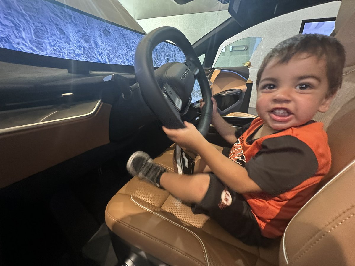 brettdoesstocks's tweet image. Stopped by $LCID again today which was busy with a lot of people asking questions. I do think they can learn a bit about the retail experience from Apple but it really is an awesome car.