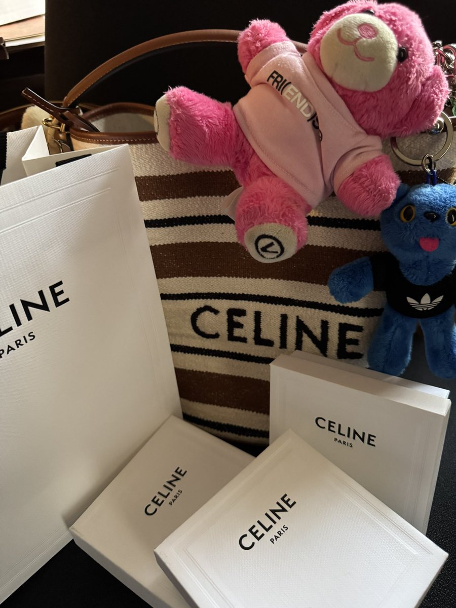 taebin69's tweet image. Finally picked up my Celine today
Thank you Taehyung 4 the inspiration
Your fashion sense is unbeatable.
You r the trendsetter always
#TAEHYUNGXCELINE
#CelineBoyV
#BTSV #KimTaehyung #Taehyung
