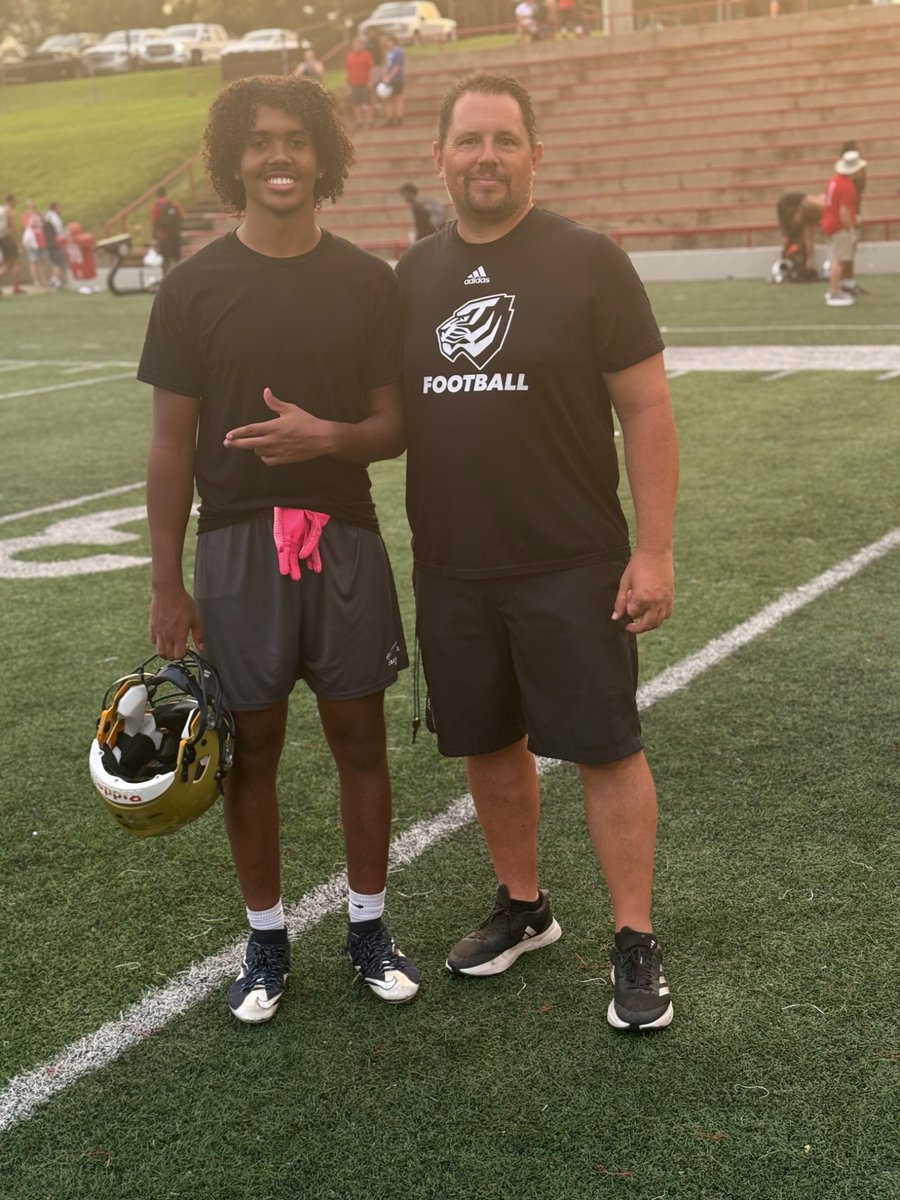 AidenNation7's tweet image. I have learned a lot from Coach @_CoachHamp400 and the other coaches at the @uwa_football camp today. #MoreWorkToDo
@CoachYeah @Steve_Sisa @reggieragland @Jville_Football @CoachBO__ @jsully656565 @AlphonsoFreeney
@_THayes @Trip7ERA @HallTechSports1 @AverageJoesSpo1