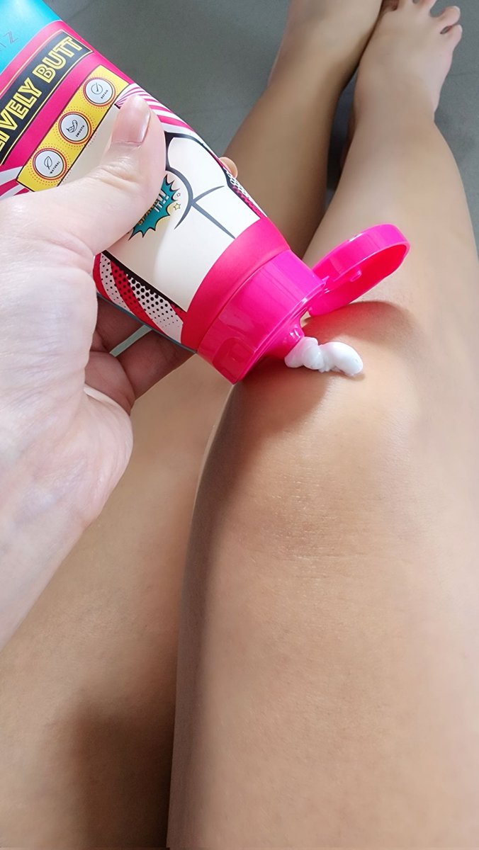 ดูไหนเล่าซิ๊ EP ล่าสุด ชอบคำนี้มาก ‘อย่าคิดว่าตัวเองไม่สวย ถ้ายังไม่ทำแบบนี้’ ฟังแล้วก็เออนะ บางทีเราก็ลืมจุดเล็กๆไป อย่างเข่า ศอก ก้น ขาหนีบ ที่มันดำง่าย ไม่ค่อยมั่นใจเวลาใส่สั้นๆ

ก็เลยลองใช้ตามดู สรุปมันดีนะ ผิวมันดีขึ้นเยอะเข่าศอกดูสม่ำเสมอ ไม่ดำด้านเหมือนแต่ก่อนแล้ว