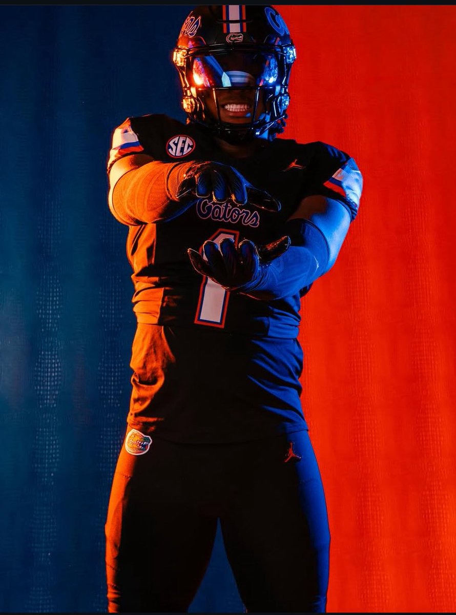 CharJonesMedia's tweet image. Four-Star EDGE KJ Ford out of Duncanville, TX, is committing to #Florida, per @Hayesfawcett3.
Ford, the 11th best EDGE recruit in 24/7’s Class of ‘26 rankings, chose the #Gators after a late surge by Alabama.
Another big pick up heading to Gainesville.
@alligatorSports