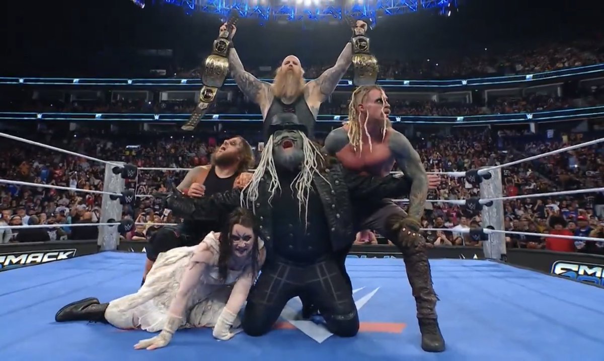 ¡#SmackDown da el inicio a un fin de semana mágico en #WWE!

🤯 Jimmy Uso le hizo el pin a Solo Sikoa por la interrupción de Paul Heyman y tuvo que salir volando. LA Knight fue machacado por Bron Breakker y Bronson Reed
🏆 Wyatt Sicks (Dexter Lumix y Joe Gacy) son los nuevos